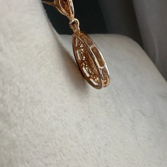 Faceted Blue and Gold Teardrop Pendant Necklace on Twisted Chain - Picture 13 of 16